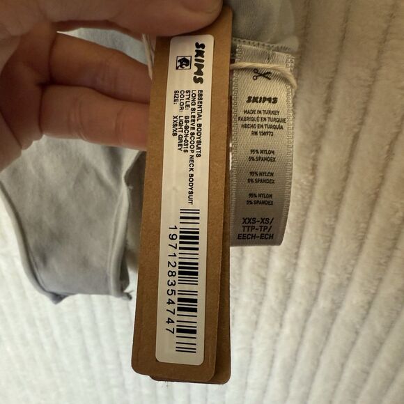 Skims Essential Long Sleeve Scoop Neck Bodysuit Light Grey Sz XXS/XS NWT - Picture 3 of 11